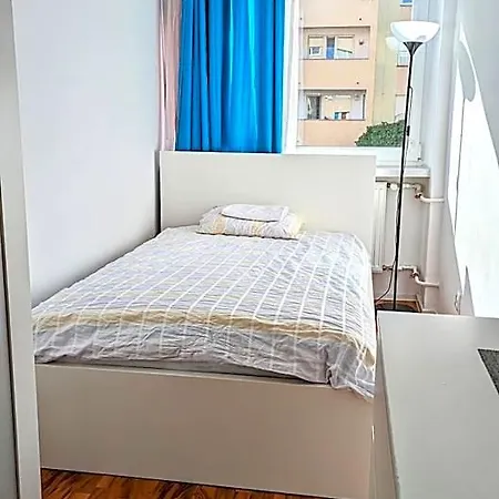 Ursus Rooms-self Check-in Hostal