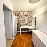 Ursus Rooms-self Check-in אכסניה *