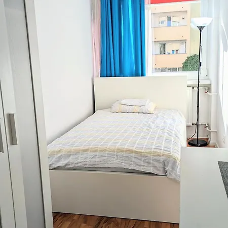 Ursus Rooms-self Check-in Hostel *